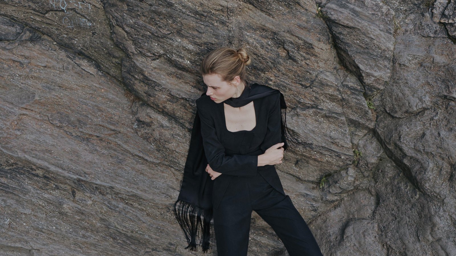 Woman in a refined EdgyChic look
