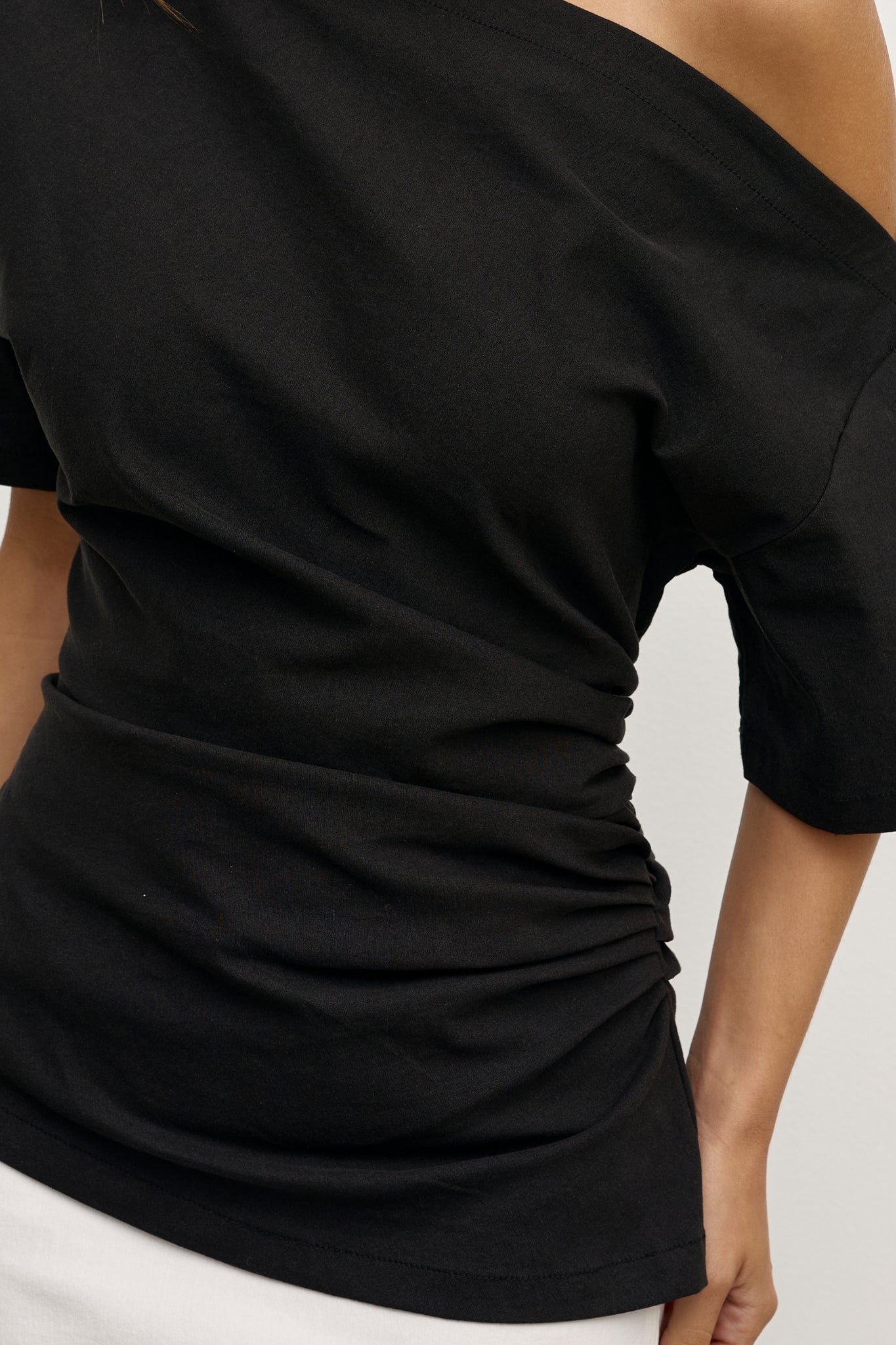 SUKI TOP - BLACK
